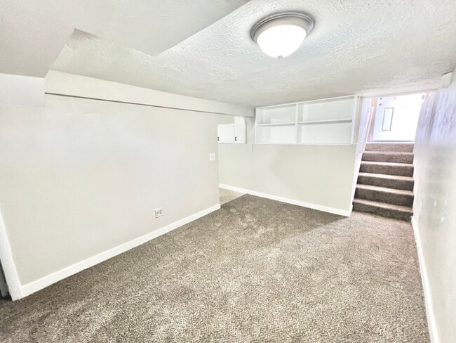 Building Photo - 30 S 400 E