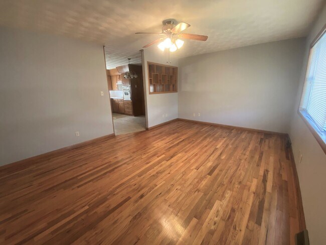 Building Photo - 837 S Link Ave