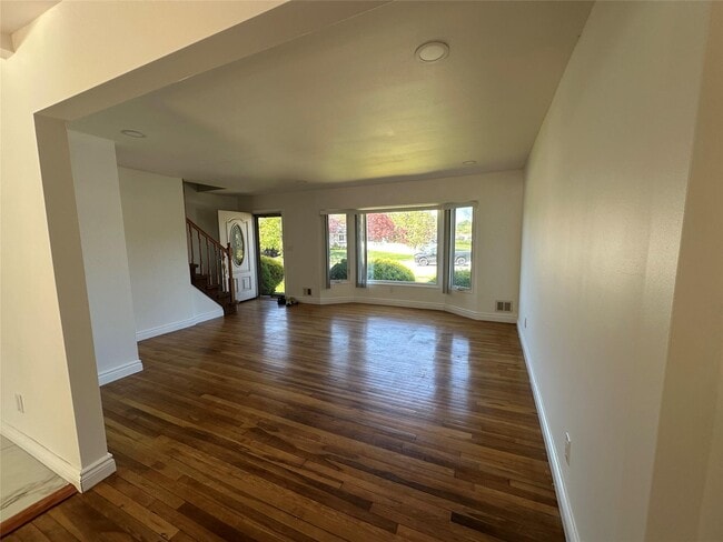Building Photo - 14 Somers Ln