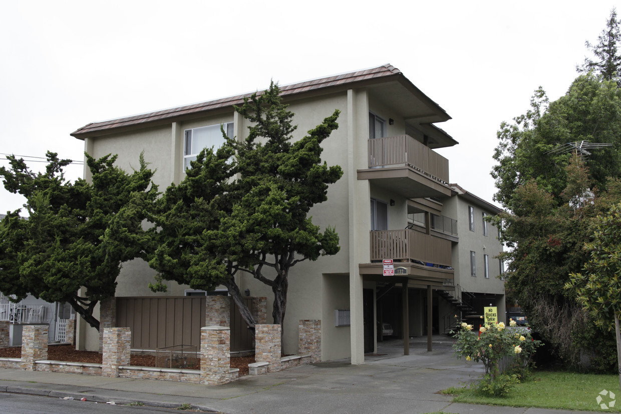 Primary Photo - 132 Dutton Ave
