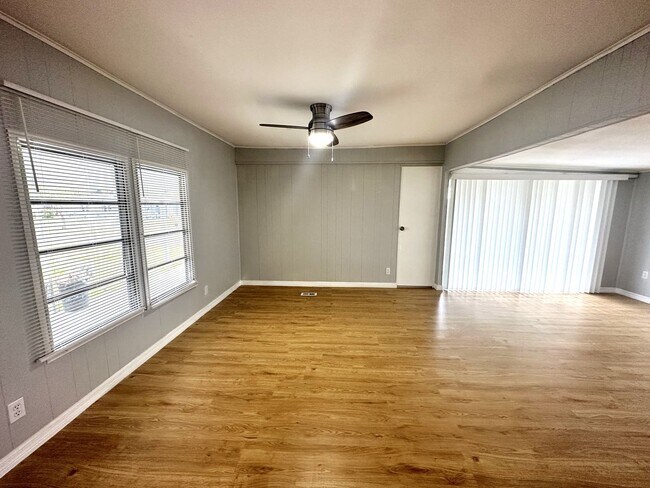 Building Photo - STUNNING 2 BEDROOM 1.5 BATHROOM IN 55+ COM...