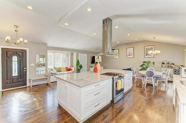 Foto del edificio - Beautiful 4-bedroom, 2.5 bathroom tri-level