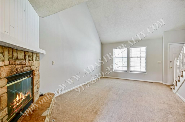 Foto del edificio - 3 Bed 1.5 Bath Duplex in Blue Valley Schoo...