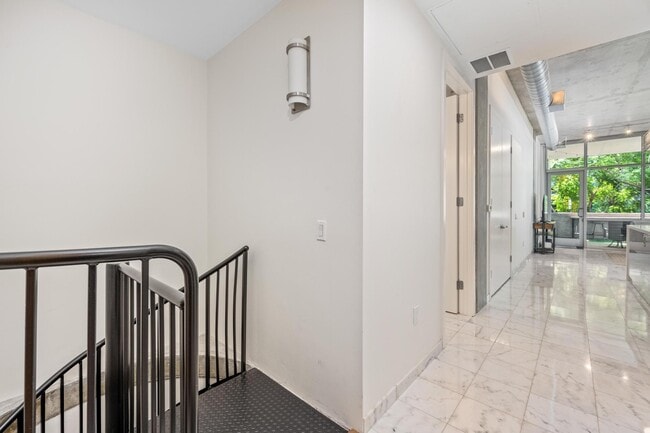 Building Photo - 1025 Island Ave