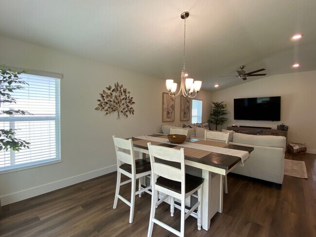 Foto del edificio - Spacious 4 Bed, 2 Bath Home Backing to Pre...