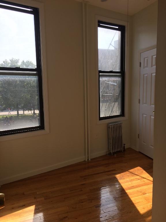 Primary Photo - 100 Bushwick Ave