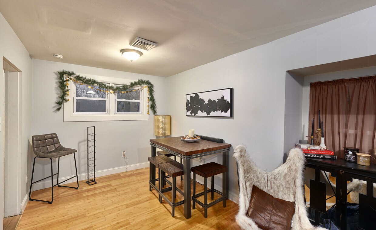 Primary Photo - 815 Collings Ave