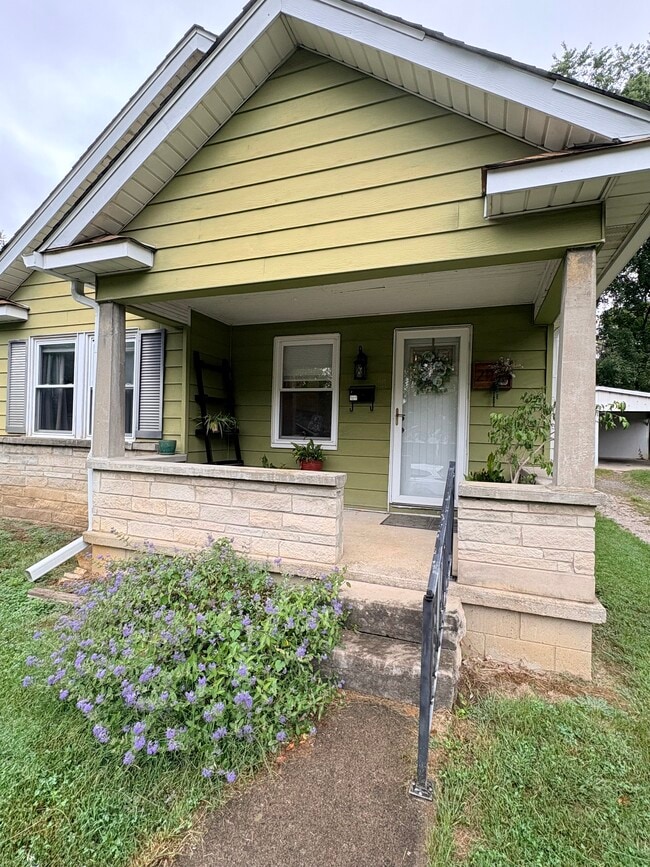 Building Photo - 211 E Vermilya Ave