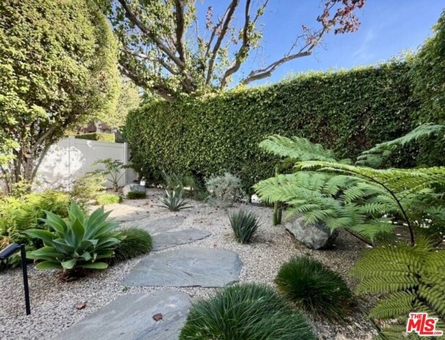 Foto del edificio - 805 N W Knoll Dr