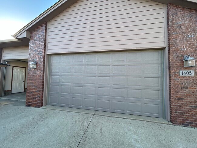 Building Photo - 1405 W Wicklow Ln