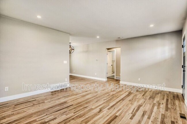 Building Photo - 3230 Elm St