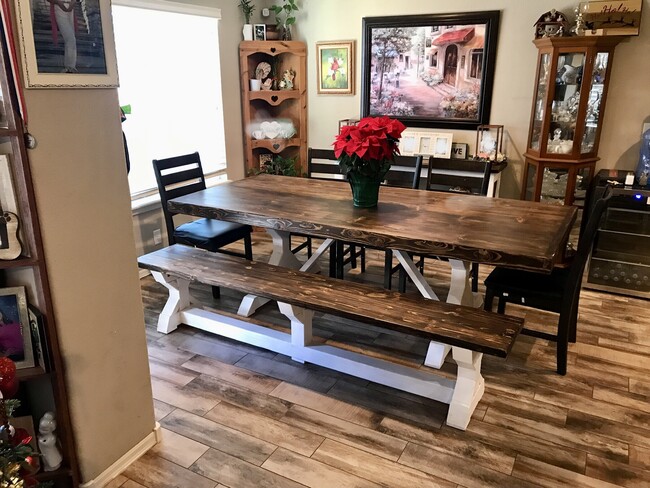 La cocina se adapta a una mesa de 8 pies si la necesita. - 7303 S Laurel Pl