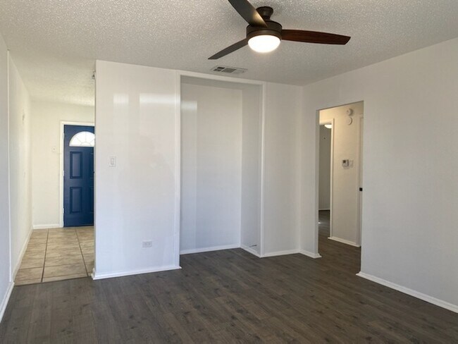 Building Photo - Move in special! $400 deposit.