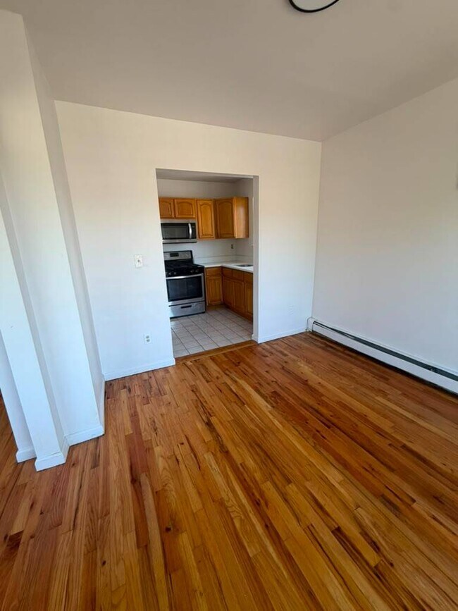 Foto del edificio - 4334 Baychester Ave
