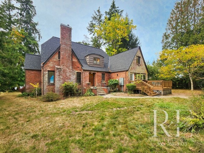 Foto del edificio - Waterfront Tudor | Private, Vintage Charm with Casita