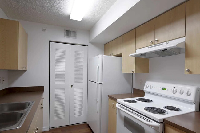 Fully-Equipped Kitchen - Lakeside Commons Apartments