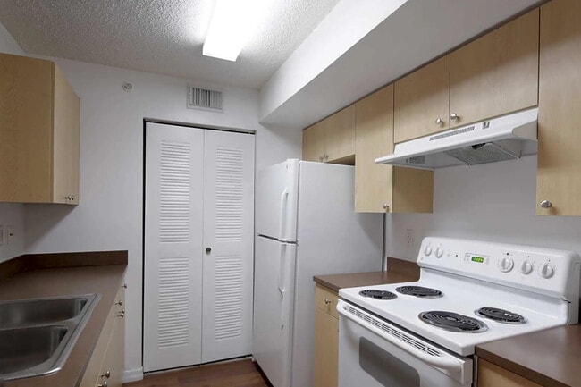Fully-Equipped Kitchen - Lakeside Commons