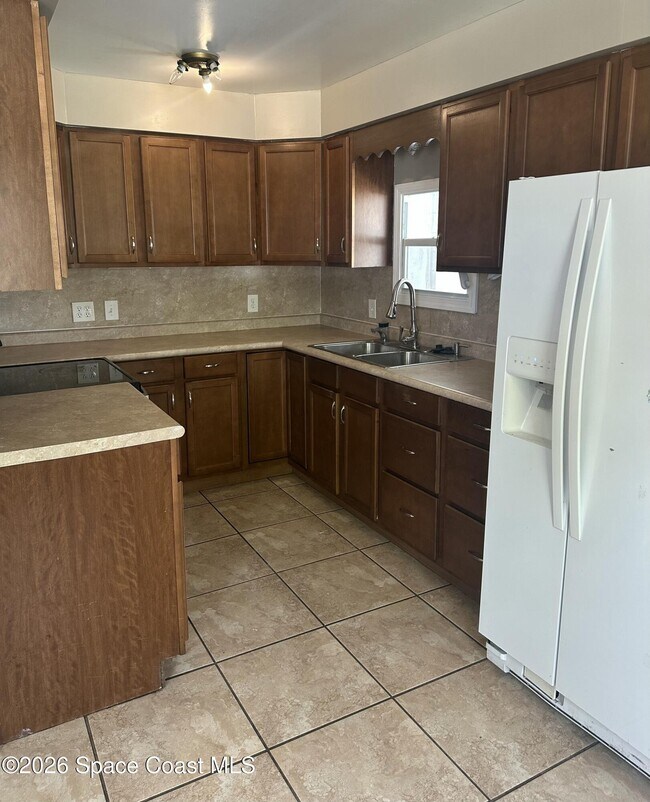 Foto del edificio - 205 Crown Blvd