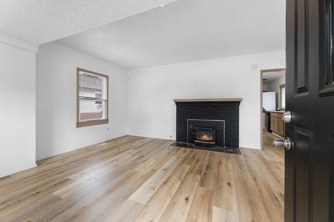 Building Photo - 2 Bed, 2 Bath Home – Prime Location Near F...