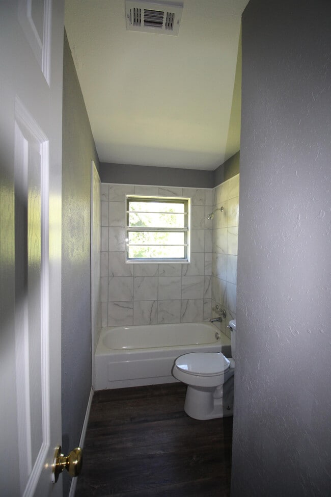 Building Photo - 410 Williams St