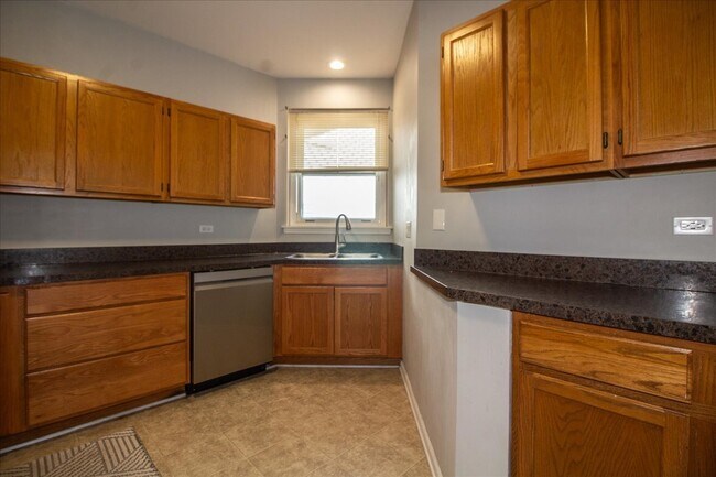 Foto del edificio - 1216 Tennyson Ln