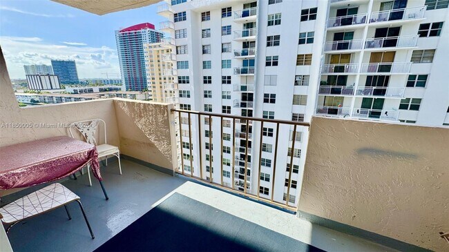 Foto del edificio - 1865 S Ocean Dr
