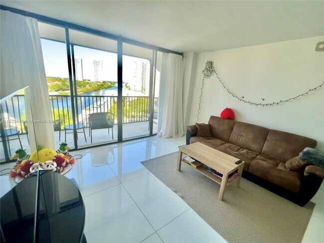 Foto del edificio - 3475 N Country Club Dr