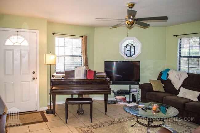 Building Photo - Spacious Midtown Townhome with Modern Fini...