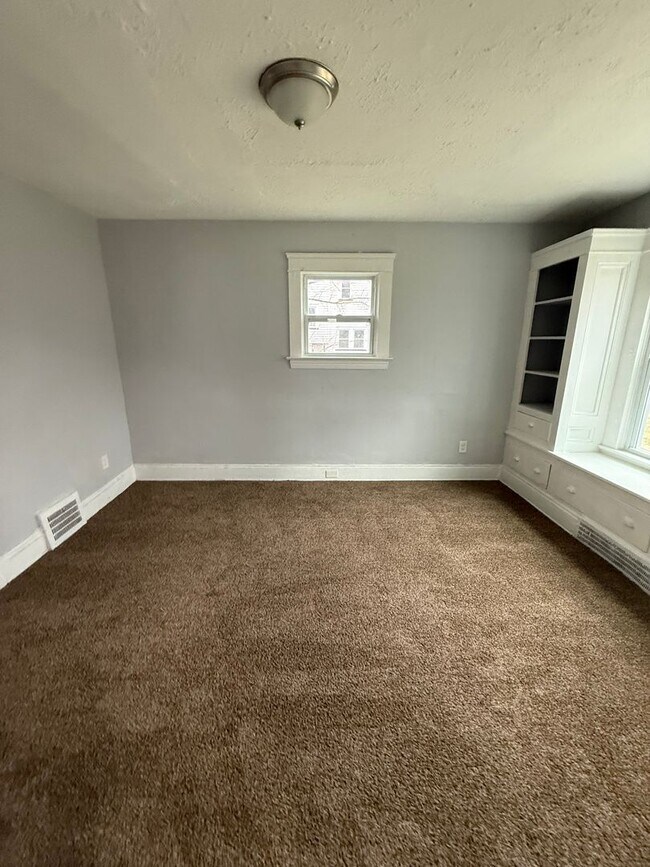 Building Photo - Cleveland East Side Single