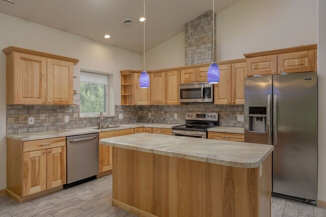 Foto del edificio - Spacious & Modern 3-Bed, 2-Bath Home with Oversized Garage – Pet Friendly!