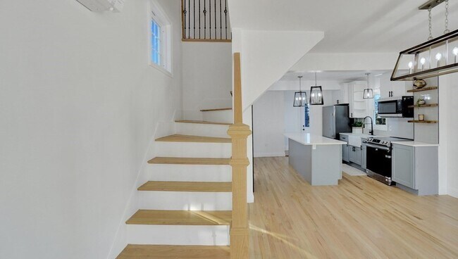 Building Photo - 568 Sea St