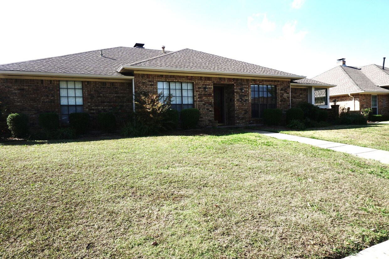 Well Maintained Traditional Home in Quiet House Rental in Garland