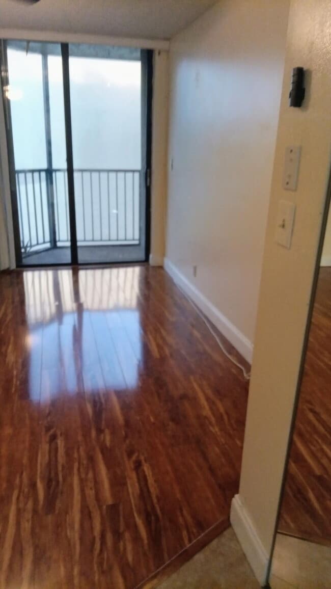 Building Photo - 3550 Blue Lake Dr