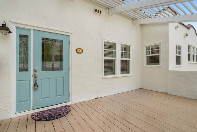 Building Photo - 528 34th St