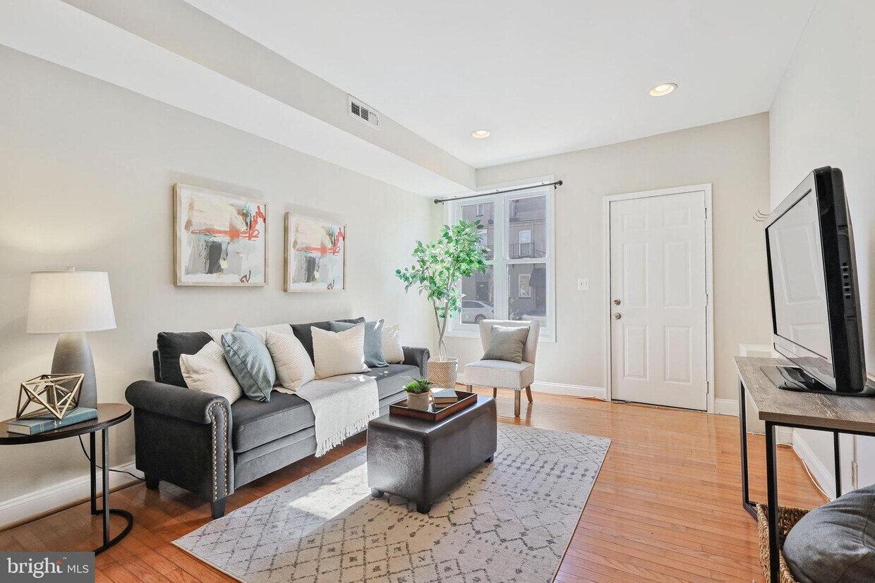 Primary Photo - 3036 Hudson St