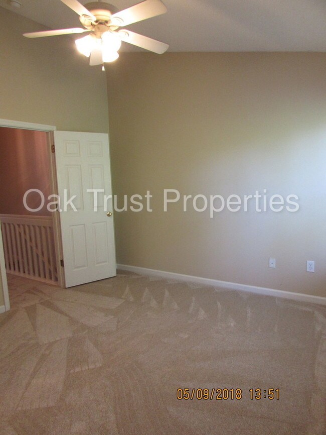Building Photo - Oak Bluff