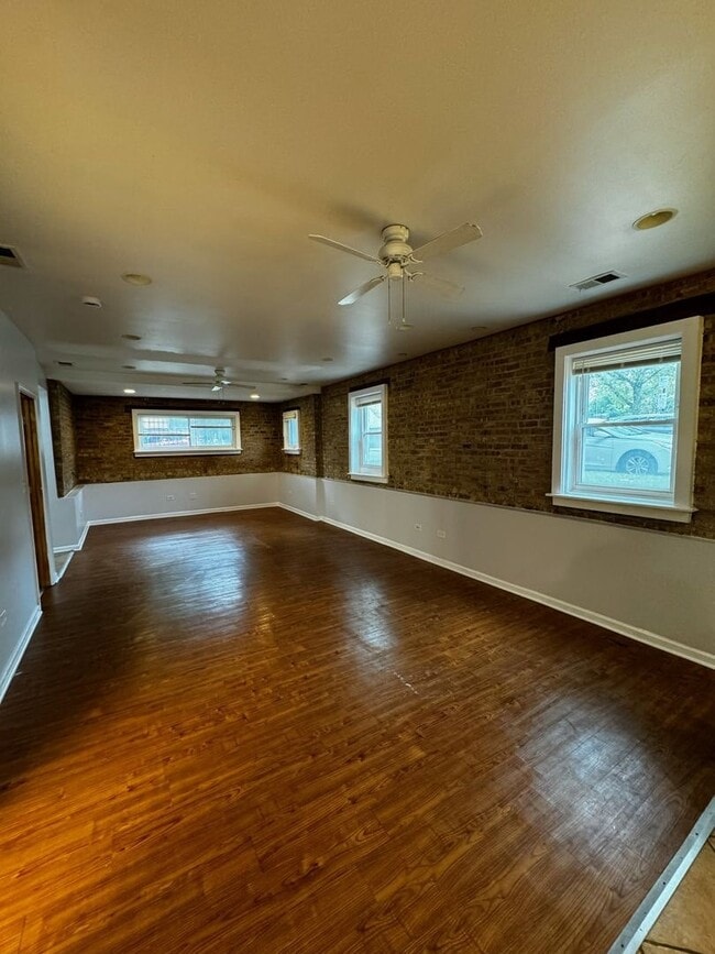 Building Photo - 5000 N Sawyer Ave
