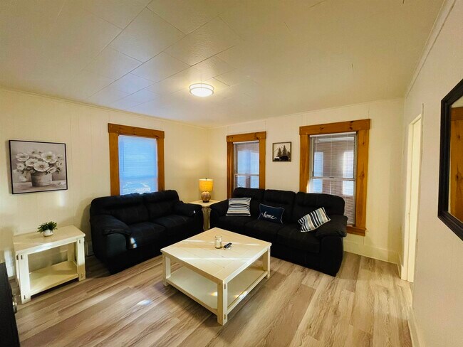 Building Photo - 17 Arch St