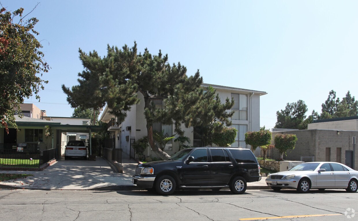 Foto del edificio - 428 E Cypress Ave