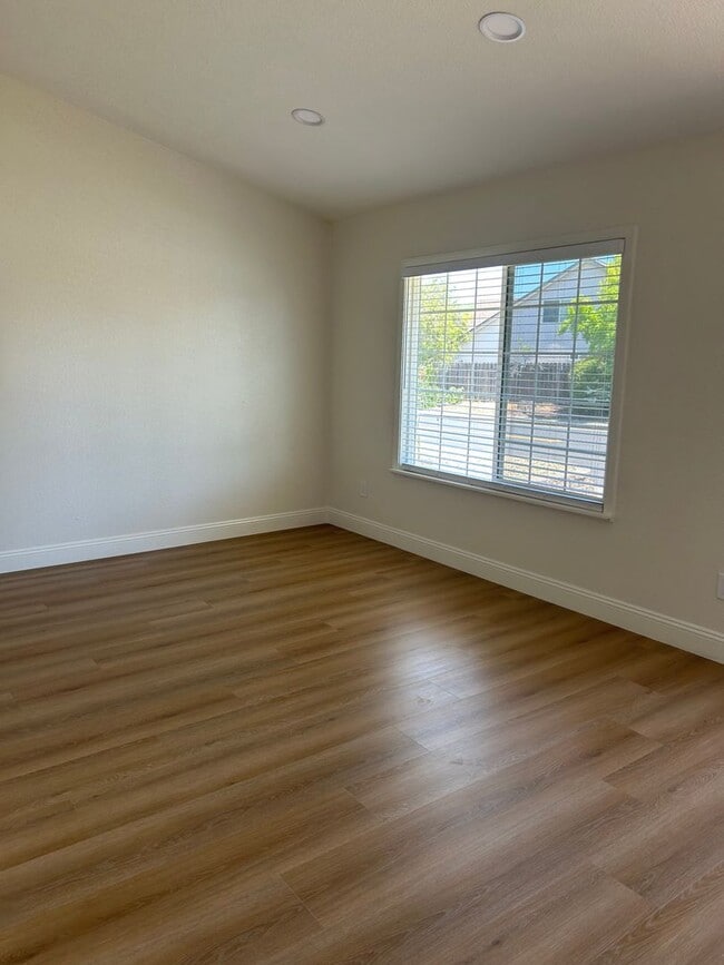 Building Photo - Smart Home