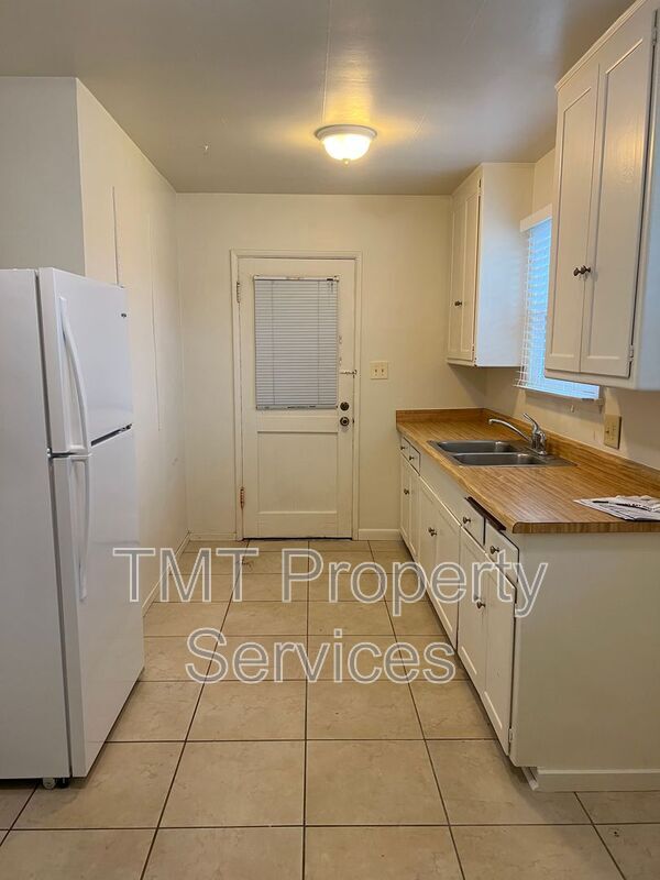Building Photo - 450 Hillview St