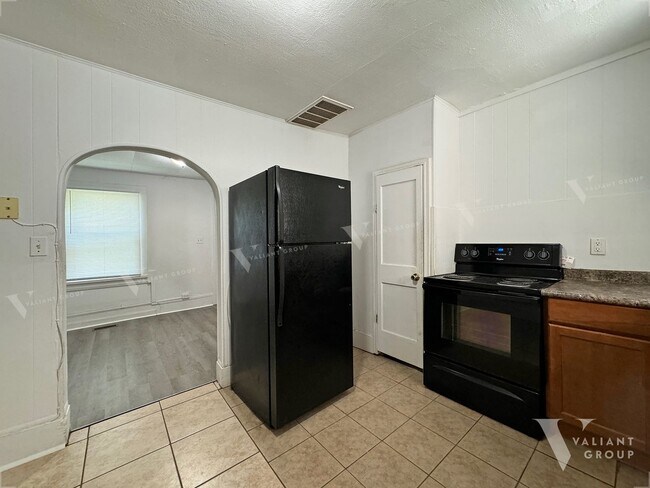 Building Photo - Small 2 Bedroom, 1 Bathroom Home