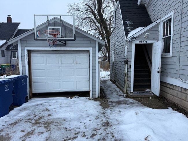 Building Photo - 818 N Van Buren St