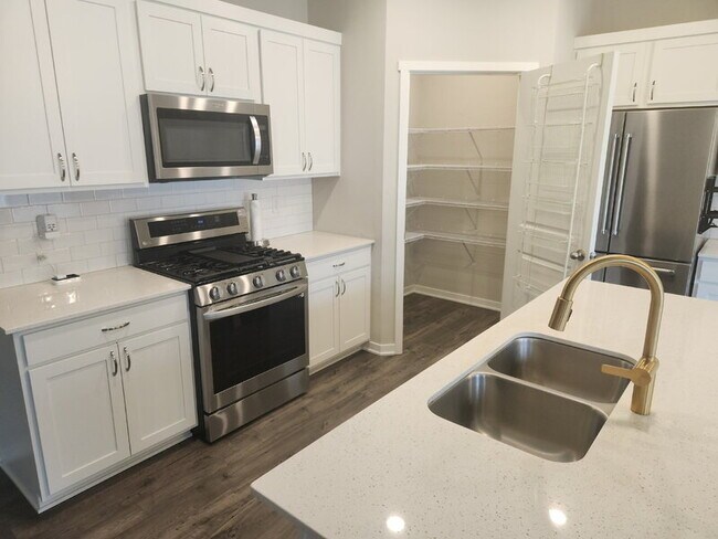 Building Photo - 2521 NW Woodbury Dr