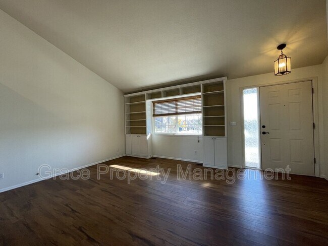 Building Photo - 667 Branding Iron Ln