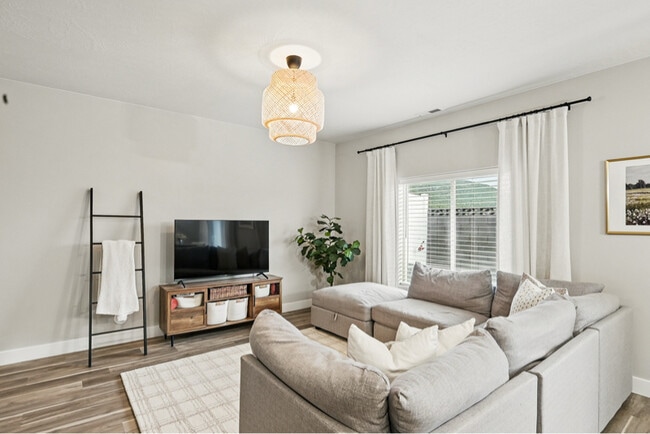 Building Photo - 1547 W Pyrite Ln