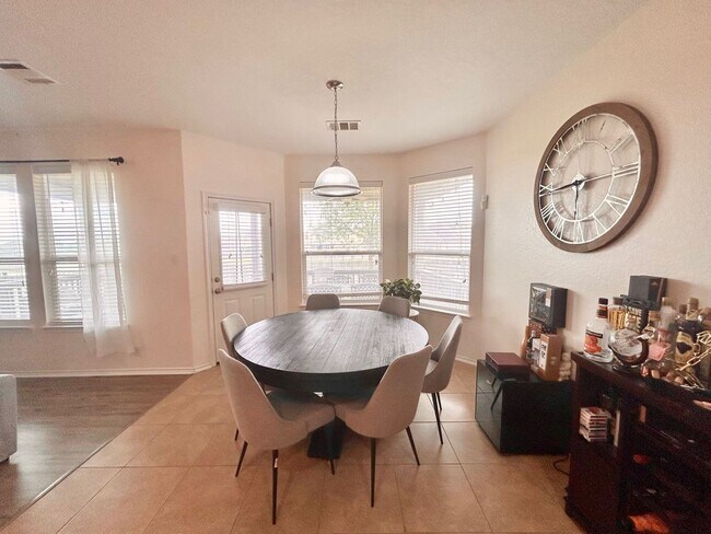 Foto del edificio - 5 BED/3 BATH GORGEOUS HOUSE FOR LEASE! AVA...