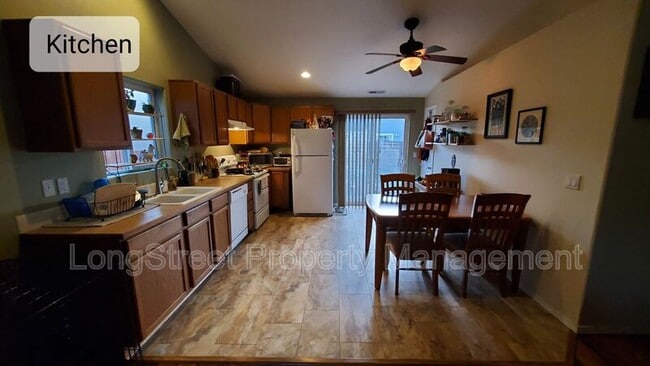 Building Photo - 254 NE Breezy Way