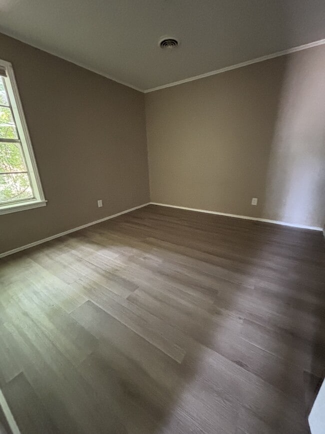 Building Photo - 914 Monroe Ave