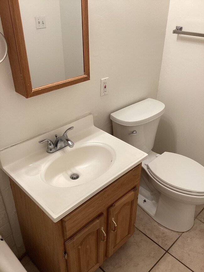 Building Photo - Convenient Living: 2BR/2BA Townhome with U...